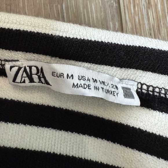 Black and White crop/Striped Top size M - Picture 5 of 6